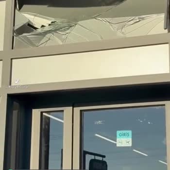 A101 Çıkış Kapısı Camı Kırılmış!