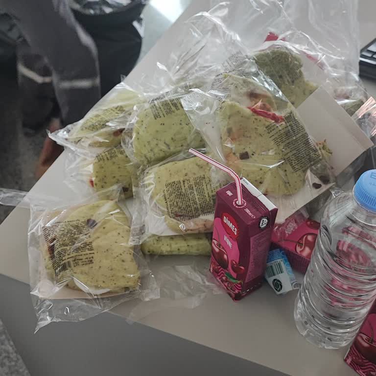 Rötar Ve Tarihi Geçmiş İkramlarla Mağduriyet Yaşadık