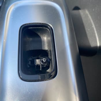 Servis Sonrası Kırık Cam Açma Tuşu Ve Yetersiz İletişim Nedeniyle Mağduriyet