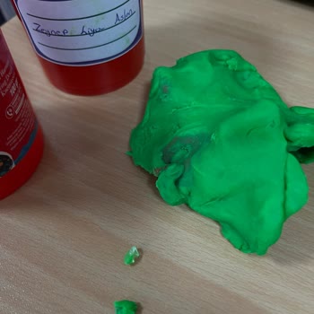 Çocuk Oyun Hamurunda Cam Parçası Tehlikesi: Güvenlik Açığı Ve Sorumluluk Talebi