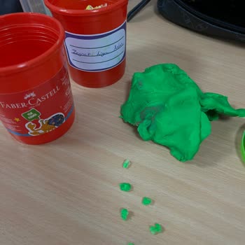 Çocuk Oyun Hamurunda Cam Parçası Tehlikesi: Güvenlik Açığı Ve Sorumluluk Talebi