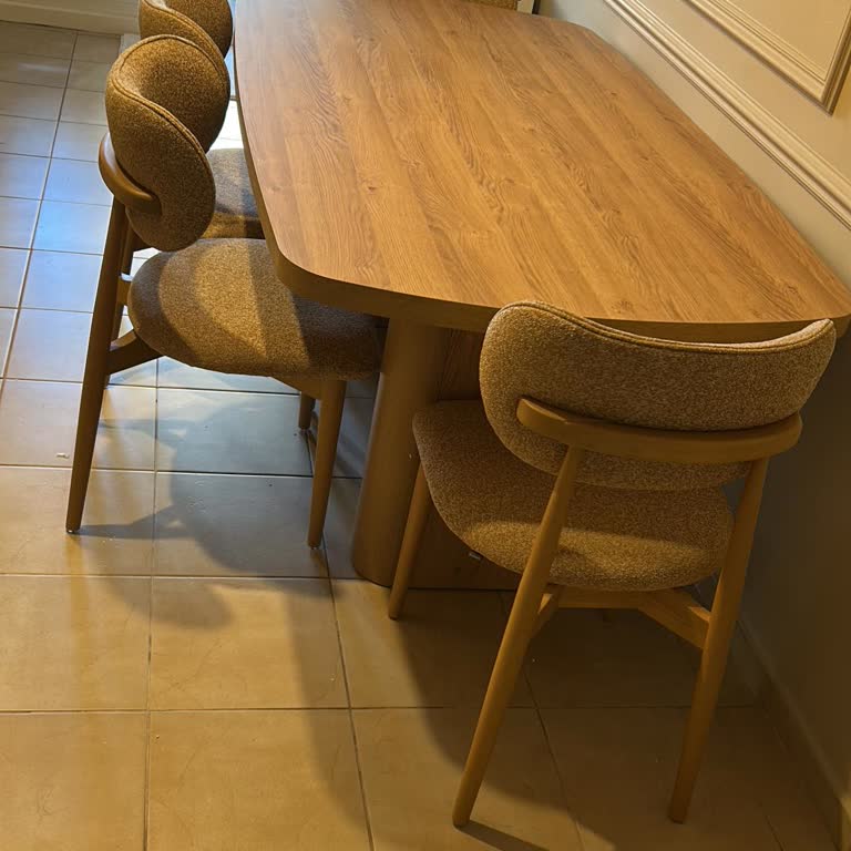 Beyaz Sandalye Beklerken Yanlış Renk Ve Hasarlı Ürün Şoku