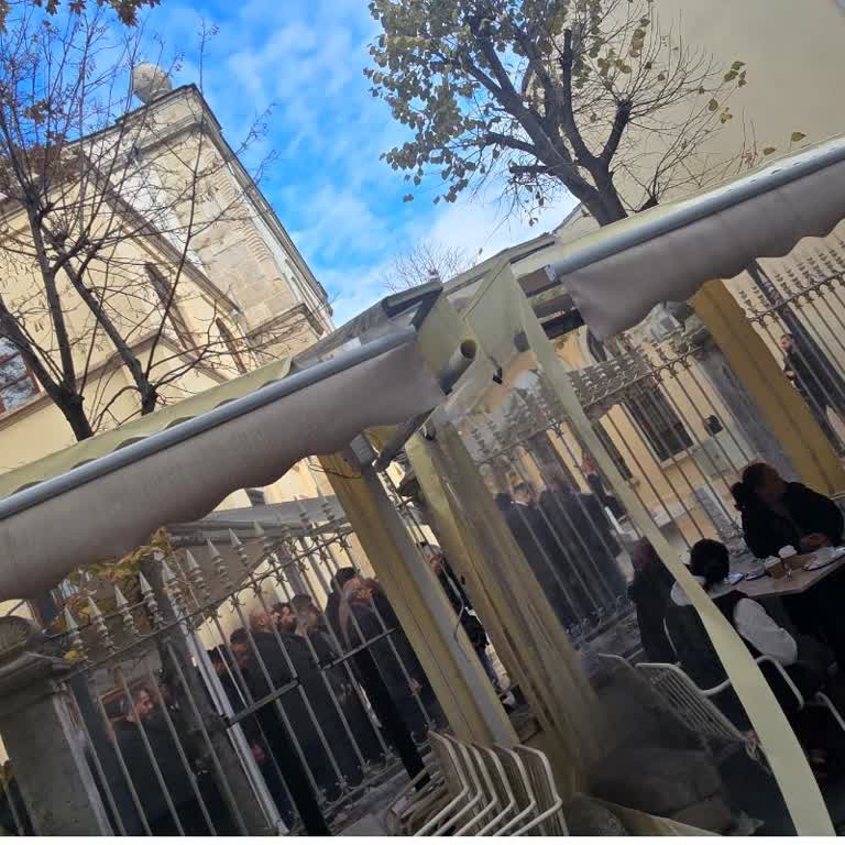 Kasımpaşa Kahvecisi'nin Çadırı Sürekli Yolu Ve Cami Duvarını İşgal Ediyor