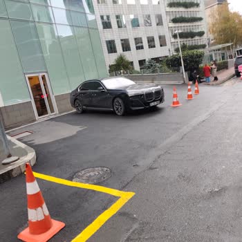 Şişli'de Belirsiz Park Alanı Ve Güvenlik Görevlisinin Olumsuz Davranışı