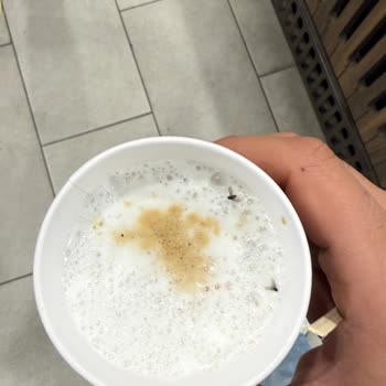 Shell İstasyonunda Kahvede Tekrar Sinek Çıkması Hijyen Endişesi Yarattı