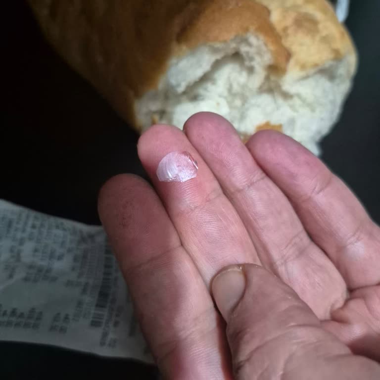 Satın Aldığım Ekmeğin İçinden Cam Parçası Çıktı, Sağlığım Tehlikeye Girdi