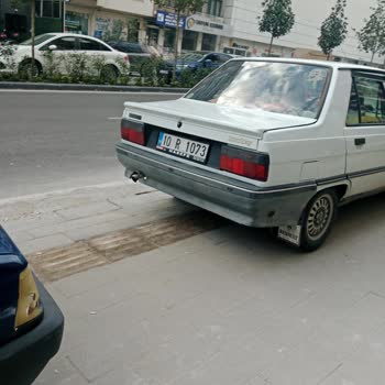 Kaldırımlar Arabalar Yüzünden Kullanılamaz Hale Geldi, Yayalar Mağdur