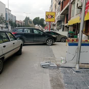 Kaldırımlar Arabalar Yüzünden Kullanılamaz Hale Geldi, Yayalar Mağdur