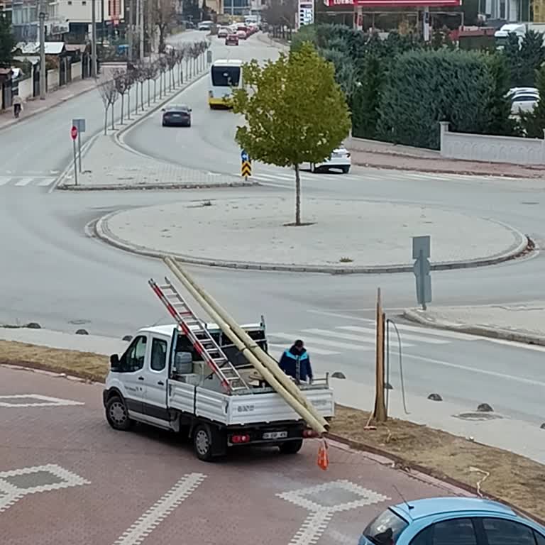 Kırık İnternet Direği Ve Kopuk Kablolar Nedeniyle Hizmet Ve Güvenlik Sorunu
