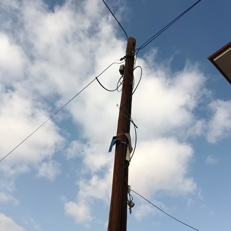 Kırık İnternet Direği Ve Kopuk Kablolar Nedeniyle Hizmet Ve Güvenlik Sorunu