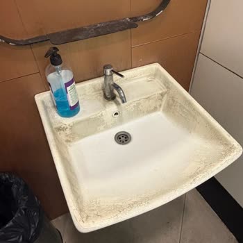 Opet Bornova İstasyonunda Hijyenik Olmayan Tuvalet Ve Çözülmeyen Temizlik Sorunu