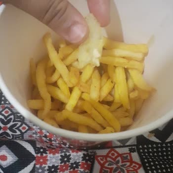 Popeyes Siparişimde Hijyen Skandalı: Taş Gibi Madde Ve Kanlı Tavuk!