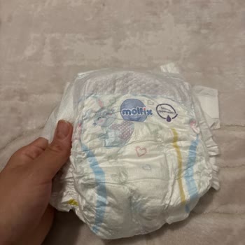 Molfix Bebek Bezinde Paketten Çıkan Siyah Yabancı Madde Hijyen Endişesi Yarattı