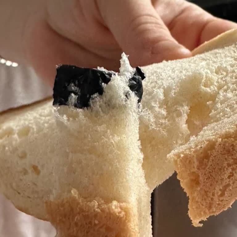 Tost Ekmeğinin İçinden Çıkan Elektrik Bandı Yüzünden Güvenim Sarsıldı