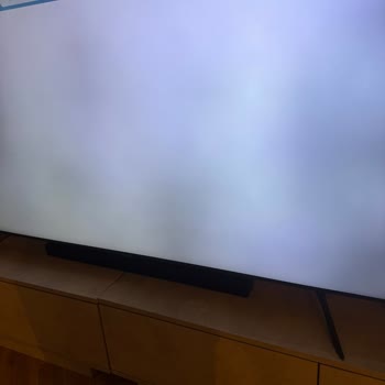 Samsung 75AU7100 Televizyonda Kronik Panel Kararması Ve Yüksek Onarım Ücreti Mağduriyeti