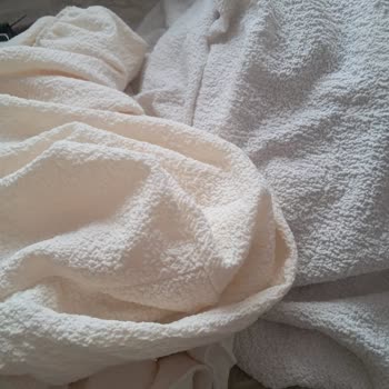 Yenibihava (İnstagram) Yırtık Ve Yanlış Renk Koltuk Örtüsü!