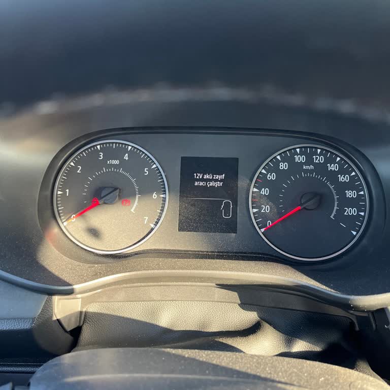 Yeni Dacia Sandero’da 4 Bin Km’de Akü Arızası Ve Garanti Sürecine Dair Endişe