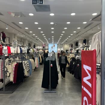 Şimal Mağazasında Vitrin Ürünü İçin Olumsuz Yaklaşım Ve İlgisiz Personel Deneyimi