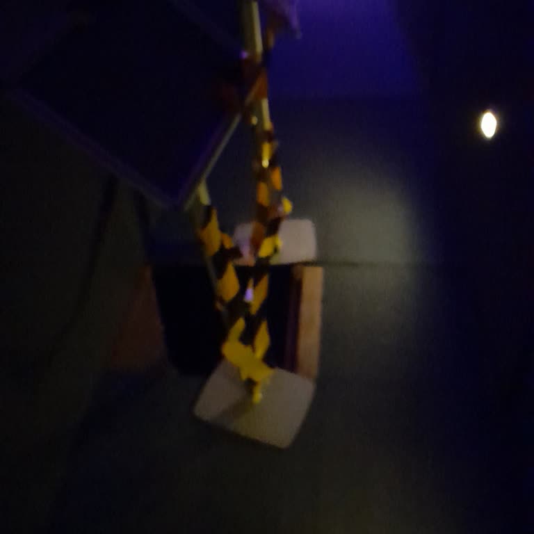 Paribu Cineverse Salon Girişindeki Kırık Karanlıkta Yürüyen İzleyiciler İçin Risk Oluşturuyor!