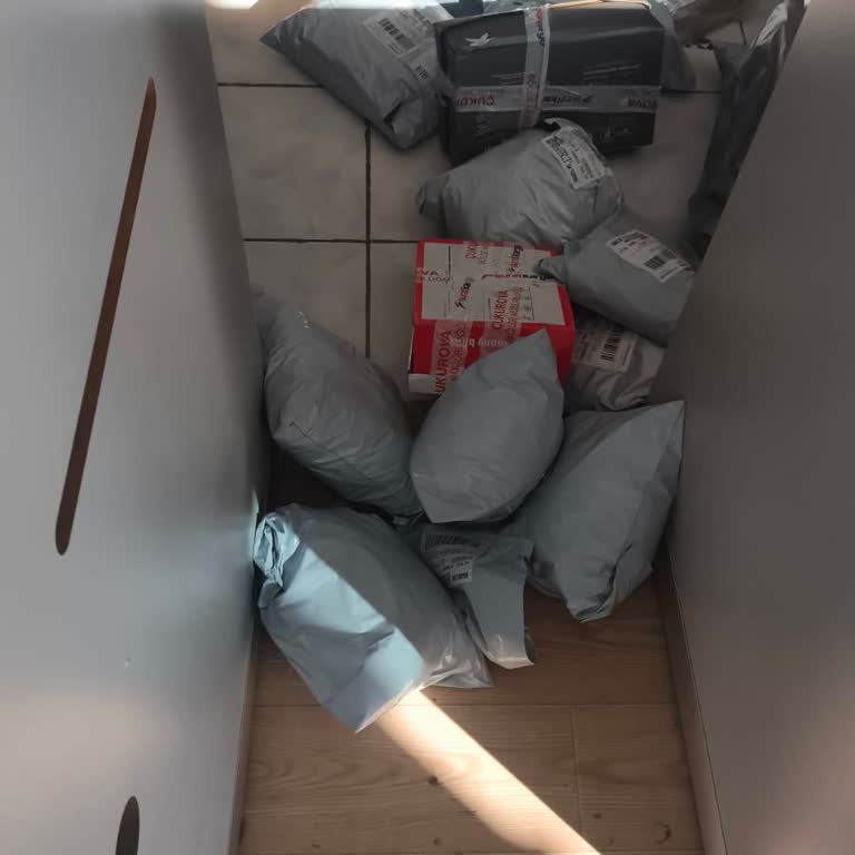 Sürat Kargo Metropol Şubesi'nde Paketlere Ve Müşterilere Gösterilen Özensizlik