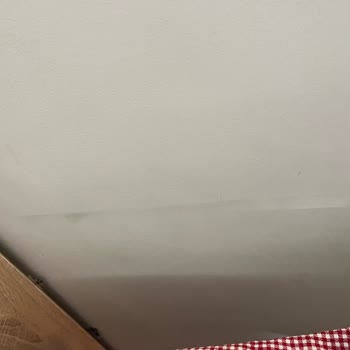 Silinebilir Özellikli Polisan Boya Duvardan Soyuluyor, Mağaza İlgisiz Davranıyor