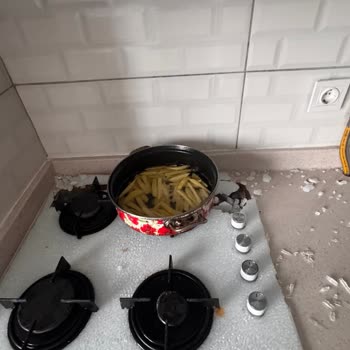 Beko Ankastre Ocak Camı Kendiliğinden Patladı, Yüksek Ücret Talebi Ve Güvenlik Endişesi