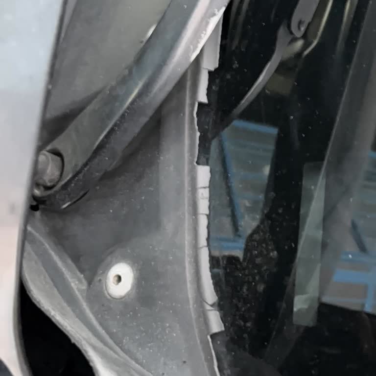 BMW F30 Ön Cam Izgara Bakalitinde Ciddi Deformasyon: Malzeme Kalitesi Ve Ücretsiz Değişim Talebi