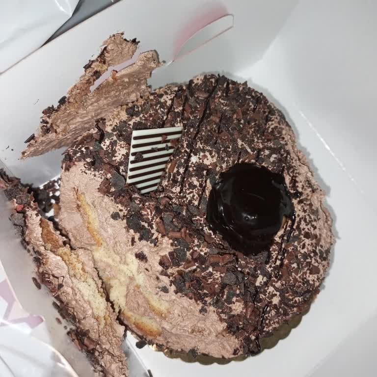 Ezilmiş Ve Kullanılamaz Pasta, Yetersiz Müşteri Hizmeti Nedeniyle İade Talebi