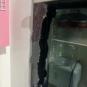 Hiçbir Müdahale Olmadan Patlayan Fırın Camı Güvenlik Endişesi Yarattı