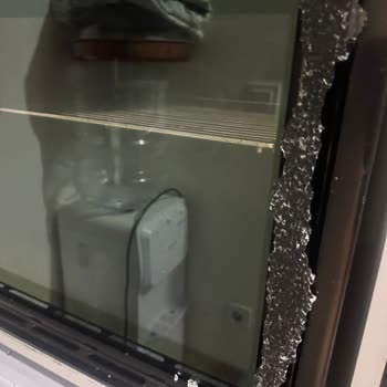 Hiçbir Müdahale Olmadan Patlayan Fırın Camı Güvenlik Endişesi Yarattı