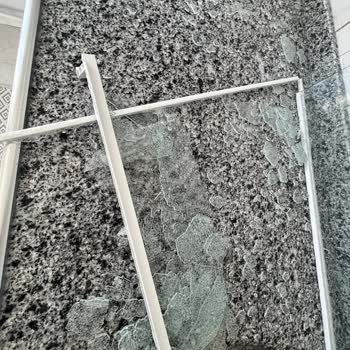 Siemens Buzdolabı Cam Rafı Tehlikeli Şekilde Kırıldı, Güvenlik Endişesi Yaşıyoruz