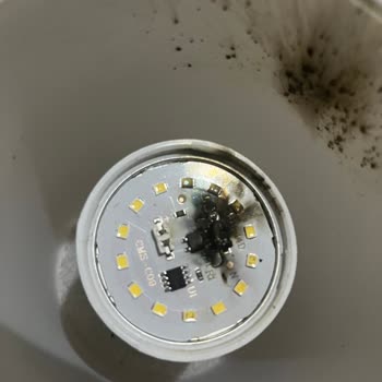 Cm Solar Ampul Hiçbir Uyarı Vermeden Bomba Gibi Patladı