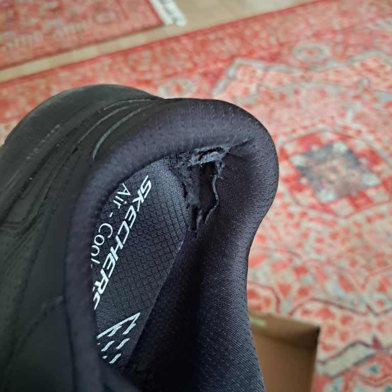 Skechers Kısa Sürede Yırtılan Ayakkabı İçin Çözüm Sunulmaması Hayal Kırıklığı Yarattı
