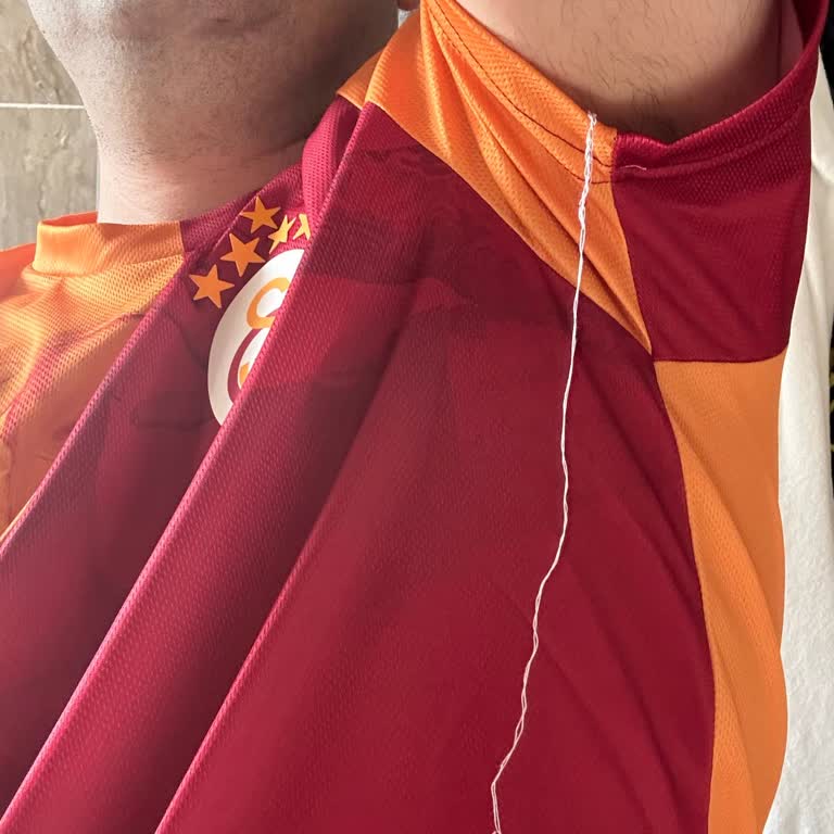 GS Store’dan Alınan Formada Sarkan İplerle Kalite Hayal Kırıklığı