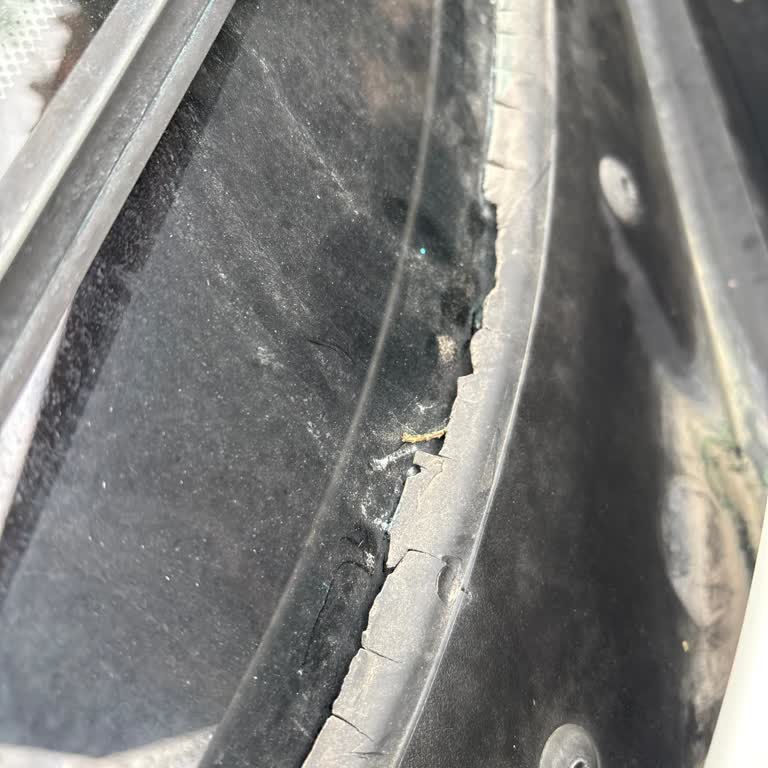 BMW 116d Ön Cam Altı Plastik Fitil Kolayca Deforme Oluyor, Ücretsiz Değişim Talebi