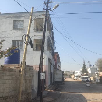 Eğik Elektrik Direği Çocuklar Ve Mahalle Sakinleri İçin Büyük Tehlike Oluşturuyor