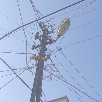 Eğik Elektrik Direği Çocuklar Ve Mahalle Sakinleri İçin Büyük Tehlike Oluşturuyor