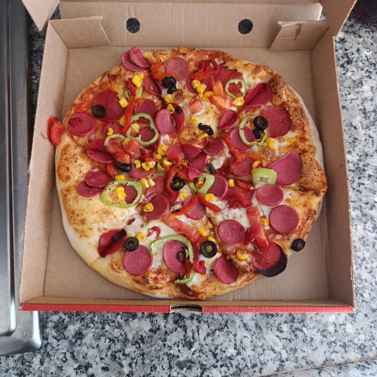 Bol Etli Pizza İsmiyle Yanıltıcı, İçeriği Beklentileri Karşılamıyor