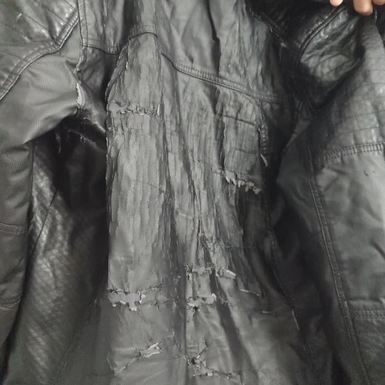 Neredeyse Hiç Giyilmemiş Mont Yırtıldı, Etiketsiz Diye İnceleme Reddedildi