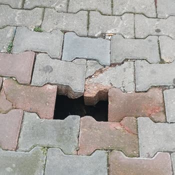 İzmit’te Tehlikeli Yol Çökmesi Acil Onarım Bekliyor