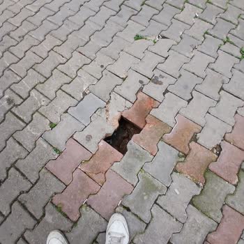 İzmit’te Tehlikeli Yol Çökmesi Acil Onarım Bekliyor