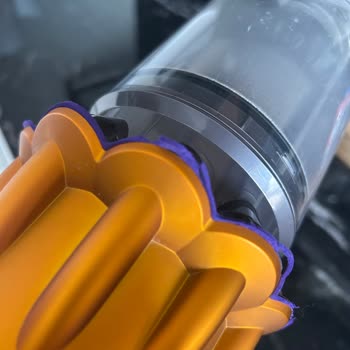 Dyson V12 Süpürgemde Kısa Sürede Motor Haznesi Parçası Yırtıldı Ve Performans Düştü