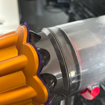 Dyson V12 Süpürgemde Kısa Sürede Motor Haznesi Parçası Yırtıldı Ve Performans Düştü