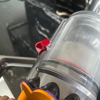 Dyson V12 Süpürgemde Kısa Sürede Motor Haznesi Parçası Yırtıldı Ve Performans Düştü