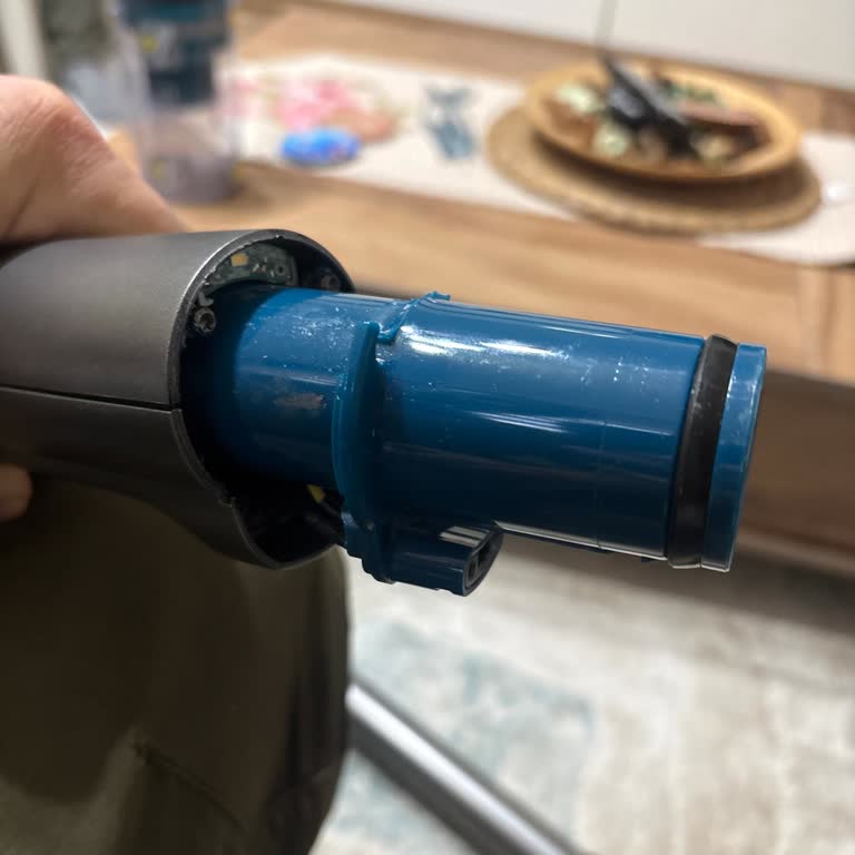 Philips 8000 Serisi Süpürgede Garanti Süresinde Ani Parça Kırılması Ve Ücretsiz Değişim Talebi