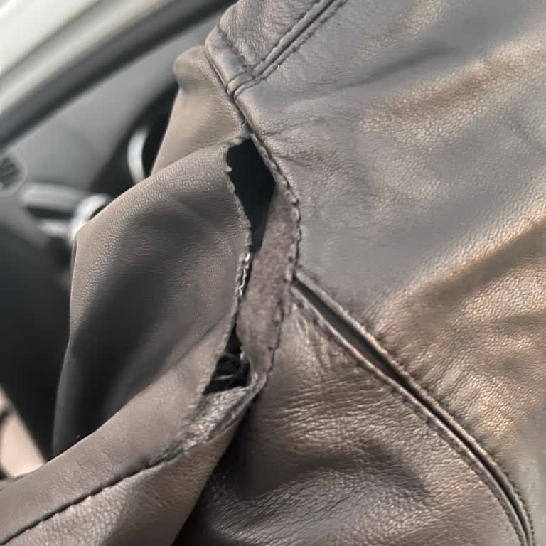 Derimod’dan Alınan Montun Dikişleri Kısa Sürede Açıldı, Değişim Sözü Tutulmadı