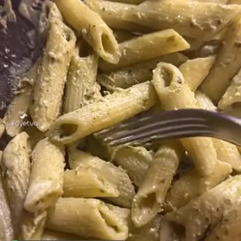 Pastavilla Pesto Sos İçinden İplik Gibi Bir Şeyler Çıktı!