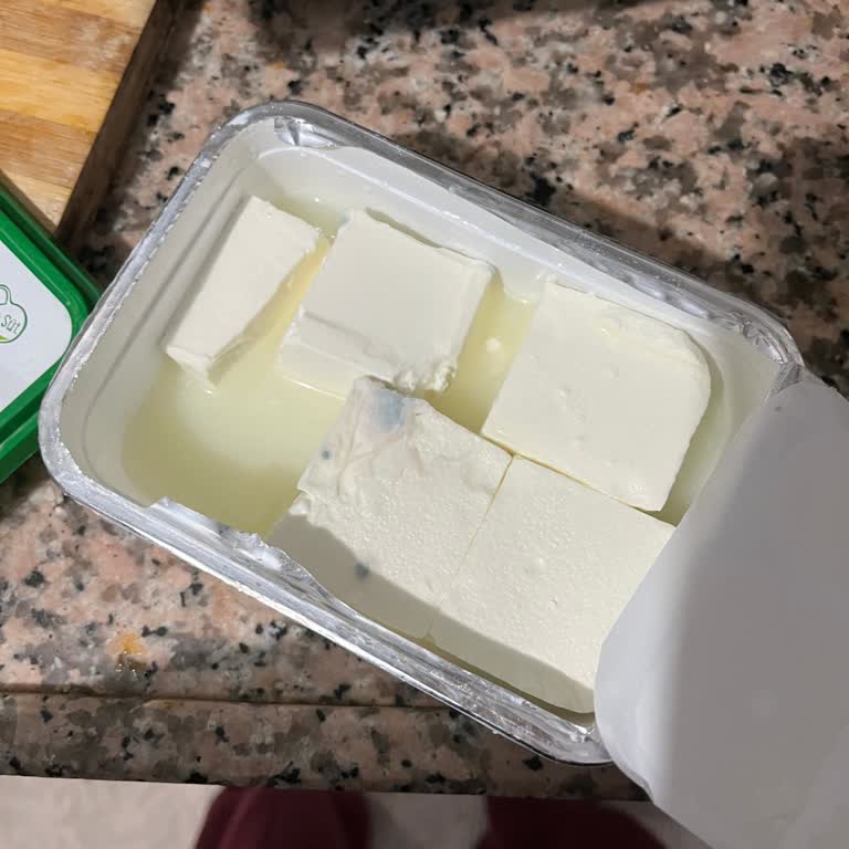 Pınar Peyniri İkinci Kez Tüketmek İçin Buzdolabından Çıkardığımızda Bozulmuş Olduğunu Fark Ettik