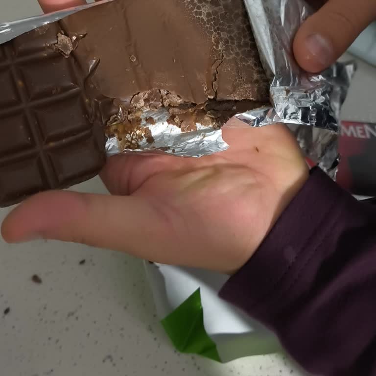 Aldığım Karmen Antep Fıstıklı Çikolatanın Yarım Çıkması Güvenimi Zedeledi