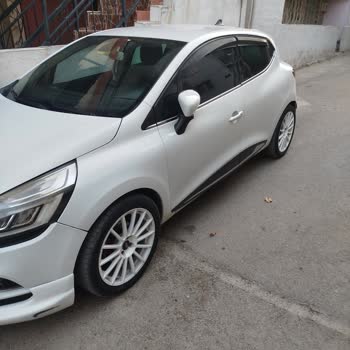 Renault Clio 4 Park Halindeyken Far Ve Stop Lambalarının Kendi Kendine Yanıp Sönmesi Sorunu